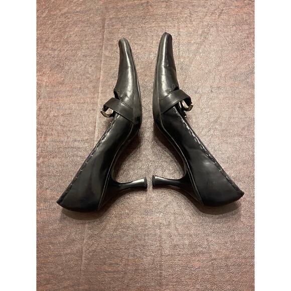 Y2K BCBGirls Black Kitten Heel Pumps with Buckle Detail - Picture 9 of 13